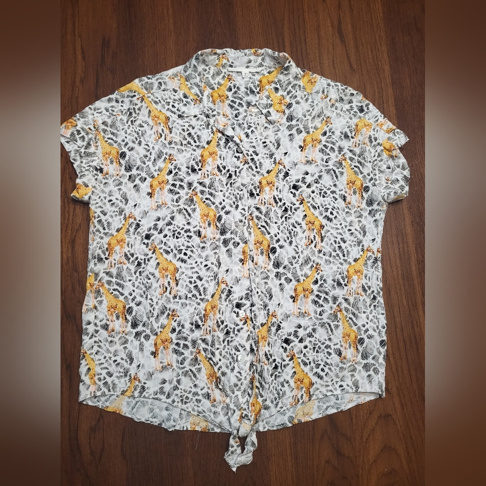 Jane and Delancey Women's Medium Giraffe Print Short Sleeve Button-Down Shirt